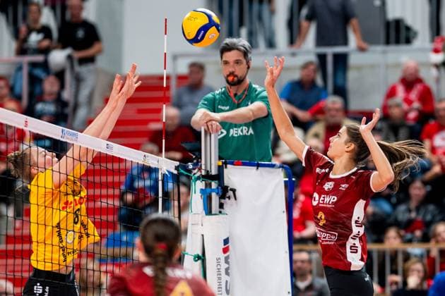 19 10 2024, Volleyball, Women, Volleyball Bundesliga, Season 2024 2025, SC Potsdam VfB Suhl LOTTO Thüringen In the picture from l Jayde Robertsen VfB Suhl LOTTO Thüringen ,Anna Koulberg SC Potsdam Potsdam Potsdam MBS Arena Potsdam Brandenburg Germany