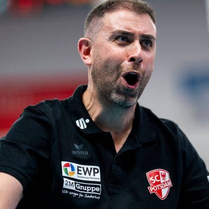 19 10 2024, Volleyball, Women, Volleyball Bundesliga, Season 2024 2025, SC Potsdam VfB Suhl LOTTO Thüringen In the picture from l Coach Riccardo Boieri SC Potsdam Potsdam MBS Arena Potsdam Brandenburg Germany