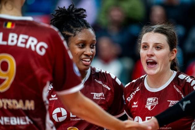 19 10 2024, Volleyball, Women, Volleyball Bundesliga, Season 2024 2025, SC Potsdam VfB Suhl LOTTO Thüringen In the picture from l Danielle Harbin SC Potsdam ,Jenna Ewert SC Potsdam Potsdam MBS Arena Potsdam Brandenburg Germany