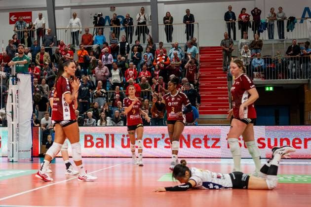19 10 2024, Volleyball, Women, Volleyball Bundesliga, Season 2024 2025, SC Potsdam VfB Suhl LOTTO Thüringen In the picture f l SC Potsdam players frustrated,sad,angry,stunned Potsdam MBS Arena Potsdam Brandenburg Germany