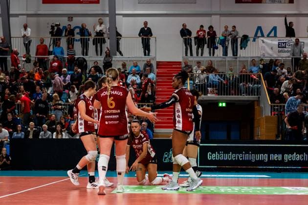 19 10 2024, Volleyball, Women, Volleyball Bundesliga, Season 2024 2025, SC Potsdam VfB Suhl LOTTO Thüringen In the picture f l SC Potsdam players frustrated,sad,angry,stunned Potsdam MBS Arena Potsdam Brandenburg Germany