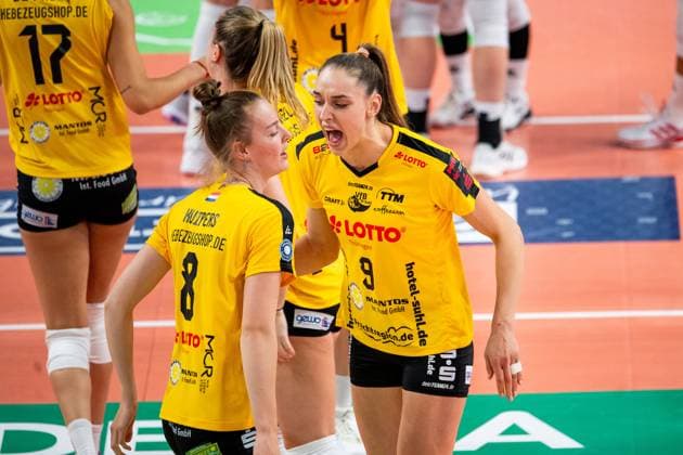 19 10 2024, Volleyball, Women, Volleyball Bundesliga, Season 2024 2025, SC Potsdam VfB Suhl LOTTO Thüringen In the picture from l Jayde Robertsen VfB Suhl LOTTO Thüringen ,Jenny Mosser VfB Suhl LOTTO Thüringen Potsdam MBS Arena Potsdam Brandenburg Germany