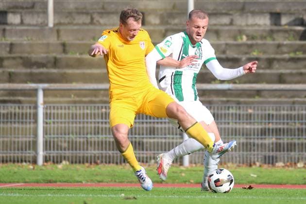 Mönchengladbach, Germany 19 October 2024 Regionalliga West 2024 2025 Borussia Mönchengladbach U23 vs KFC Uerdingen In the picture from left in the duel Max Peter Klump KFC Uerdingen and Kushtrim Asallari Borussia Mönchengladbach U23 Grenzlandstadion Nordrhein Westfalen Copyright: xFotostandx xVanxderxVeldenx