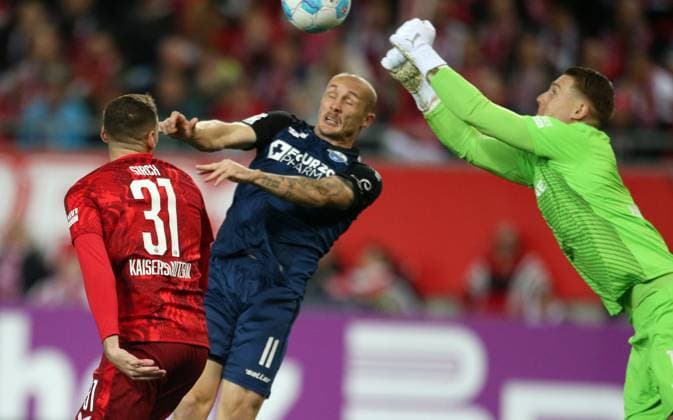 Luca Sirch 31, FC Kaiserslautern , Sven Michel 11, Paderborn , Julian Krahl 1, Goalkeeper, FC Kaiserslautern 19 10 2024, Soccer, 2 Bundesliga, FC Kaiserslautern SC Paderborn 07, 9 Matchday, Season 2024 25, Fritz Walter Stadion, Kaiserslautern, Germany, zmdz, DFB DFL regulations prohibit any use of photographs as image sequences and or quasi video FC Kaiserslautern SC Paderborn 07