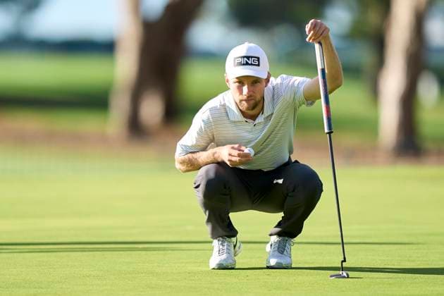 Estrella Damm N.A. Andalucia Masters 2024 Rasmus Neergaard-Petersen of Denmark studies his shot on the 1st green on the third day of the Estrella Damm N.A. Andalucia Masters 2024 at Real Club de Golf Sotogrande in San Roque, Spain, on October 19, 2024. San Roque, Spain Spain  Copyright: xJosexManuelxAlvarezxReyx originalFilename:alvarezrey-notitle241019_npD7c.jpg