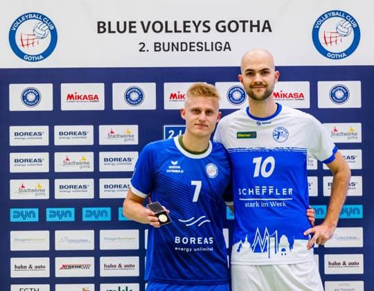 19 10 2024, GER, Volleyball, 2 BL Maenner Sued, Saison 2024 2025, 3 Spieltag, Blue Volleys Gotha L E Volleys Hannes Krochmann Blue Volleys Gotha and Felix Lesche L E Volleys become player of the match 99867 Gotha Sporthalle Sportanlage Ernesti Thüringen Germany