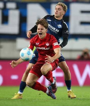 Florian Kleinhansl 3, FC Kaiserslautern , Luca Herrmann 19, Paderborn 19 10 2024, Football, 2 Bundesliga, FC Kaiserslautern SC Paderborn 07, 9 Matchday, Season 2024 25, Fritz Walter Stadion, Kaiserslautern, Germany, zmdz, DFB DFL regulations prohibit any use of photographs as image sequences and or quasi video FC Kaiserslautern SC Paderborn 07