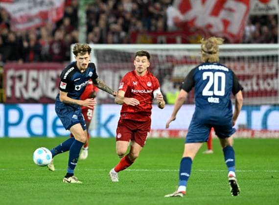 Soccer 2 Bundesliga Season 2024 25 1 FC Kaiserslautern 19 10 2024 Fritz Walter Stadion 1 FC Kaiserslautern fck SC Paderborn scp Calvin BRACKELMANN SC Paderborn 07 , li Daniel HANSLIK 1 FC Kaiserslautern 1 FC Kaiserslautern
