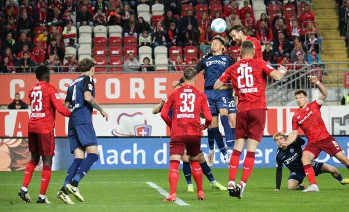 19 10 2024, xmohx, Fußball 2 Bundesliga, 1 FC Kaiserslautern SC Paderborn 07 emspor, v l Santiago Caastaneda Paderborn , Jannis Heuer Kaiserslautern DFL DFB REGULATIONS PROHIBIT ANY USE OF PHOTOGRAPHS as IMAGE SEQUENCES and or QUASI VIDEO Kaiserslautern