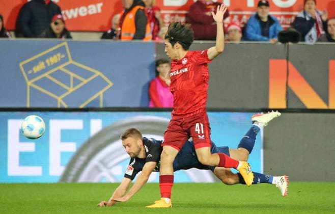 19 10 2024, xmohx, Soccer 2 Bundesliga, 1 FC Kaiserslautern SC Paderborn 07 emspor, v l Sebastian Klaas Paderborn , Daisuke Yokota Kaiserslautern DFL DFB REGULATIONS PROHIBIT ANY USE OF PHOTOGRAPHS as IMAGE SEQUENCES and or QUASI VIDEO Kaiserslautern