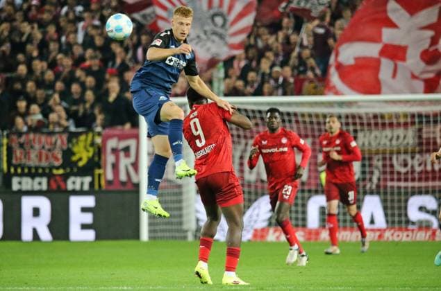 19 10 2024, xmohx, Soccer 2 Bundesliga, 1 FC Kaiserslautern SC Paderborn 07 emspor, v l Laurin Curda Paderborn , Ragnar Ache Kaiserslautern DFL DFB REGULATIONS PROHIBIT ANY USE OF PHOTOGRAPHS as IMAGE SEQUENCES and or QUASI VIDEO Kaiserslautern