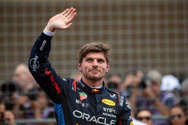 Max Verstappen Oracle Red Bull Racing, Netherlands, 01 celebrates victory at Parc Ferme and waves to the fans, USA, Formula 1 World Championship, Pirelli Grand Prix of the United States of America, Circuit of the Americas Austin, Sprint race, 19 10 2024 USA, Formula 1 World Championship, Pirelli Grand Prix of the United States of America, Circuit of the Americas Austin, Sprint race, 19 10 2024 Austin Copyright: xEibner-Pressefoto Memmlerx EP_MMR