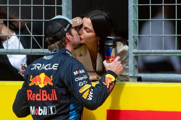 Max Verstappen Oracle Red Bull Racing, Netherlands, 01 gives his girlfriend Kelly Piquet Brazil a kiss on the pit wall after winning, USA, Formula 1 World Championship, Pirelli Grand Prix of the United States of America, Circuit of the Americas Austin, Sprint Race, 19 10 2024 USA, Formula 1 World Championship, Pirelli Grand Prix of the United States of America, Circuit of the Americas Austin, Sprint Race, 19 10 2024 Austin Copyright: xEibner-Pressefoto Memmlerx EP_MMR