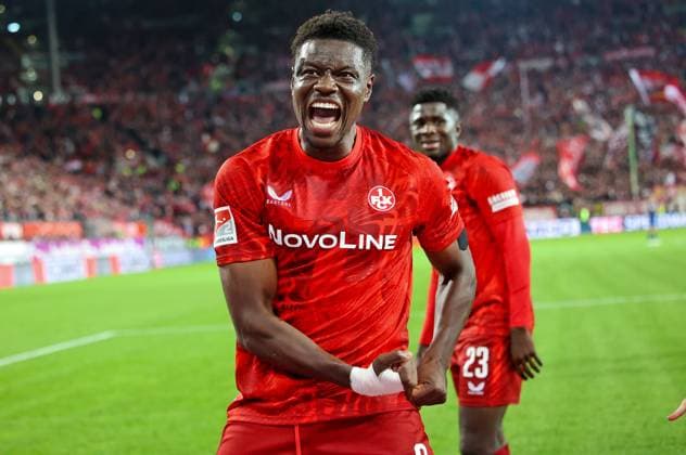 19 10 2024, xmohx, Fussball 2 Bundesliga, 1 FC Kaiserslautern SC Paderborn 07 emspor, v l Ragnar Ache Kaiserslautern celebrates the 1 0 DFL DFB REGULATIONS PROHIBIT ANY USE OF PHOTOGRAPHS as IMAGE SEQUENCES and or QUASI VIDEO Kaiserslautern