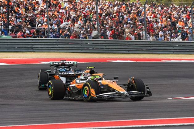04 NORRIS Lando (gbr), McLaren F1 Team MCL38, action 63 RUSSELL George (gbr), Mercedes AMG F1 Team W15, action during the Formula 1 Pirelli United States Grand Prix 2024, 19th round of the 2024 Formula One World Championship, WM, Weltmeisterschaft from October 18 to 20, 2024 on the Circuit of the Americas, in Austin, United States of America - F1 - US GRAND PRIX 2024 DPPI Panoramic 241019_R19_USA_DP_XB5_6330