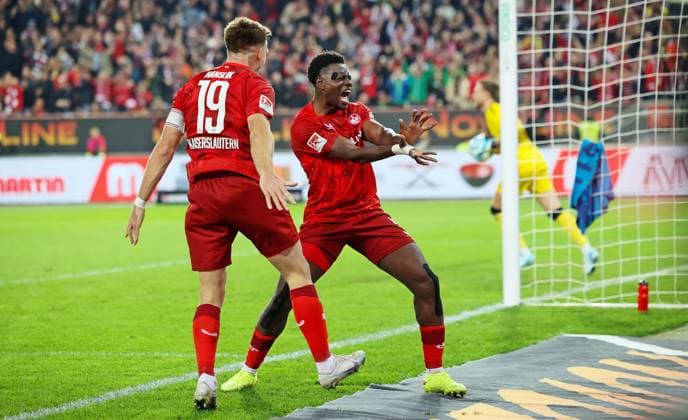 19 10 2024, xmohx, Fussball 2 Bundesliga, 1 FC Kaiserslautern SC Paderborn 07 emspor, v l Ragnar Ache Kaiserslautern celebrates the 1 0 DFL DFB REGULATIONS PROHIBIT ANY USE OF PHOTOGRAPHS as IMAGE SEQUENCES and or QUASI VIDEO Kaiserslautern