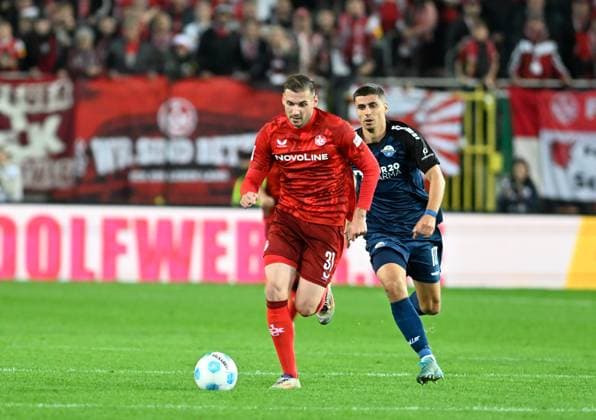 Soccer 2 Bundesliga Season 2024 25 1 FC Kaiserslautern 19 10 2024 Fritz Walter Stadion 1 FC Kaiserslautern fck SC Paderborn scp Luca SIRCH 1 FC Kaiserslautern , li Laurin CURDA SC Paderborn 07 1 FC Kaiserslautern
