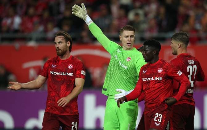 Julian Krahl 1, Goalkeeper, FC Kaiserslautern ,Afeez Aremu 23, FC Kaiserslautern 19 10 2024, Soccer, 2 Bundesliga, FC Kaiserslautern SC Paderborn 07, 9 Matchday, Season 2024 25, Fritz Walter Stadion, Kaiserslautern, Germany, zmdz, DFB DFL regulations prohibit any use of photographs as image sequences and or quasi video FC Kaiserslautern SC Paderborn 07