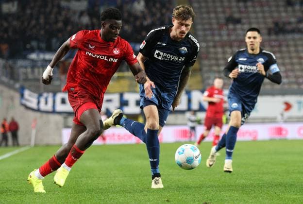 Calvin Brackelmann 4, Paderborn , Ragnar Ache 9, FC Kaiserslautern 19 10 2024, Football, 2 Bundesliga, FC Kaiserslautern SC Paderborn 07, 9 Matchday, Season 2024 25, Fritz Walter Stadion, Kaiserslautern, Germany, zmdz, DFB DFL regulations prohibit any use of photographs as image sequences and or quasi video FC Kaiserslautern SC Paderborn 07