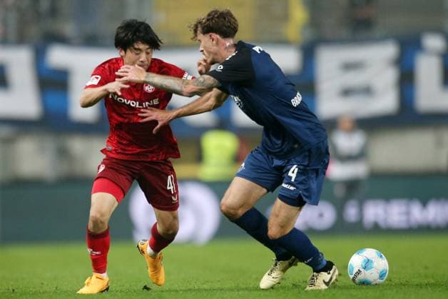 Daisuke Yokota 41, Kaiserslautern , Calvin Brackelmann 4, Paderborn 19 10 2024, Football, 2 Bundesliga, FC Kaiserslautern SC Paderborn 07, 9 Matchday, Season 2024 25, Fritz Walter Stadion, Kaiserslautern, Germany, zmdz, DFB DFL regulations prohibit any use of photographs as image sequences and or quasi video FC Kaiserslautern SC Paderborn 07