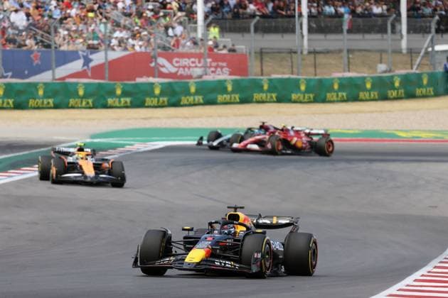 Max Verstappen NED Red Bull RB20 ahead of Lando Norris GBR McLaren , Formula 1 Pirelli Grand Prix, FIA F1 World Championship, Circuit of America, Austin Texas, 19 10 2024, USA, Sprint race
