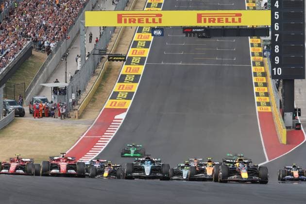 19 10 2024, Circuit of The Americas, Austin, FORMULA 1 PIRELLI UNITED STATES GRAND PRIX 2024 , in picture Race start , Max Verstappen NLD , Oracle Red Bull Racing, Lando Norris GBR , McLaren F1 Team, George Russell GBR , Mercedes AMG Petronas Formula One Team, Charles Leclerc MCO , Scuderia Ferrari HP, Carlos Sainz Jr ESP , Lewis Hamilton GBR , Nico Hülkenberg DEU , MoneyGram Haas F1 Team, Kevin Magnussen DNK , Sergio Perez MEX , Alexander Albon GBR , Williams Racing, Franco Colapinto ARG , Fernando Alonso ESP , Aston Martin Aramco Cognizant Formula One Team Photo by Hasan Bratic DeFodi Images not used in POL SRB CRO FRA GBR NED ITA USA Defodi 506 20241019 hbr 4803 Defodi-506 not used in POL SRB CRO FRA GBR NED ITA USA