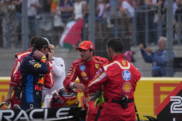 19 10 2024, Circuit of The Americas, Austin, FORMULA 1 PIRELLI UNITED STATES GRAND PRIX 2024 ,pictured Max Verstappen NLD , Oracle Red Bull Racing, winner of the sprint race with runner-up Carlos Sainz Jr ESP , Scuderia Ferrari HP Photo by Hasan Bratic DeFodi Images not used in POL SRB CRO FRA GBR NED ITA USA Defodi 506 20241019 hbr 3675 Defodi-506 not used in POL SRB CRO FRA GBR NED ITA USA