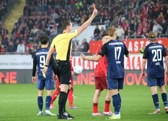 19 10 2024, xmohx, Soccer 2 Bundesliga, 1 FC Kaiserslautern SC Paderborn 07 emspor, v l Referee Robert Hempel shows Laurin Curda Paderborn yellow red DFL DFB REGULATIONS PROHIBIT ANY USE OF PHOTOGRAPHS as IMAGE SEQUENCES and or QUASI VIDEO Kaiserslautern