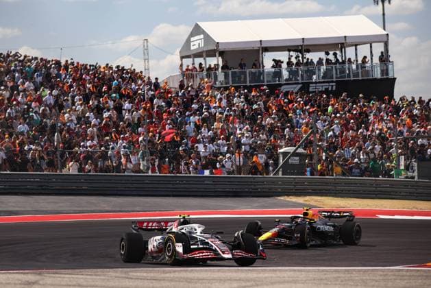 27 HULKENBERG Nico (ger), Haas F1 Team VF-24 Ferrari, action 11 PEREZ Sergio (mex), Red Bull Racing RB20, action during the Formula 1 Pirelli United States Grand Prix 2024, 19th round of the 2024 Formula One World Championship, WM, Weltmeisterschaft from October 18 to 20, 2024 on the Circuit of the Americas, in Austin, United States of America - F1 - US GRAND PRIX 2024 DPPI Panoramic 241019_R19_USA_DP_XB5_6316