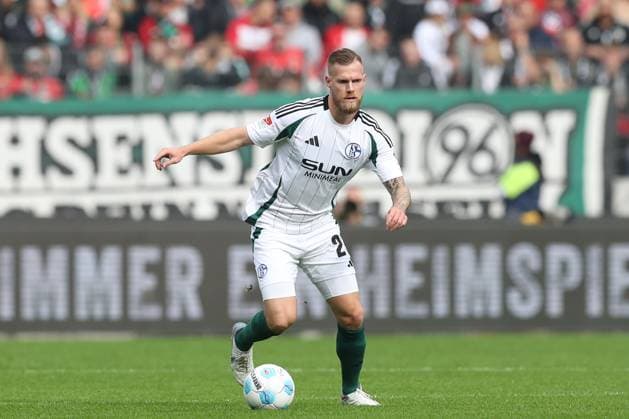 19 10 2024, xtgx, Fußball 2 Bundesliga, Hannover 96 FC Schalke 04 emspor, v l Tomas Kalas Schalke, 26 Freisteller, Einzelbild, Ganzkoerper, single frame DFL DFB REGULATIONS PROHIBIT ANY USE OF PHOTOGRAPHS as IMAGE SEQUENCES and or QUASI VIDEO Hannover