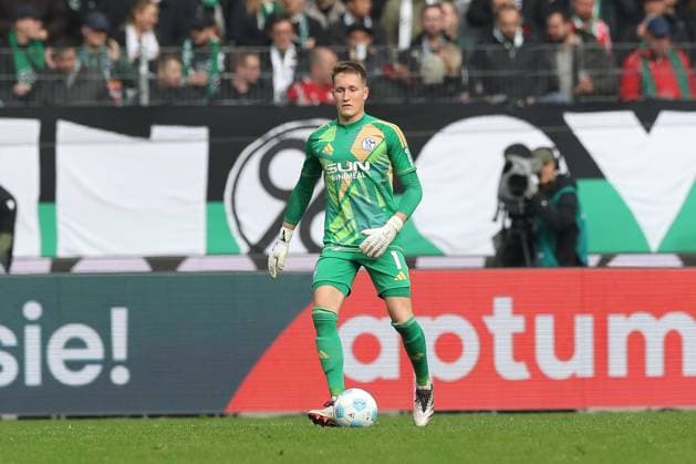 19 10 2024, xtgx, Fußball 2 Bundesliga, Hannover 96 FC Schalke 04 emspor, v l Ron Thorben Hoffmann Schalke, 1 Freisteller, Einzelbild, Ganzkoerper, single frame DFL DFB REGULATIONS PROHIBIT ANY USE OF PHOTOGRAPHS as IMAGE SEQUENCES and or QUASI VIDEO Hannover