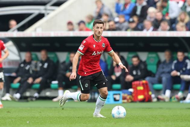 19 10 2024, xtgx, Fußball 2 Bundesliga, Hannover 96 FC Schalke 04 emspor, v l Enzo Leopold Hannover, 8 Freisteller, Einzelbild, Ganzkoerper, single frame DFL DFB REGULATIONS PROHIBIT ANY USE OF PHOTOGRAPHS as IMAGE SEQUENCES and or QUASI VIDEO Hannover