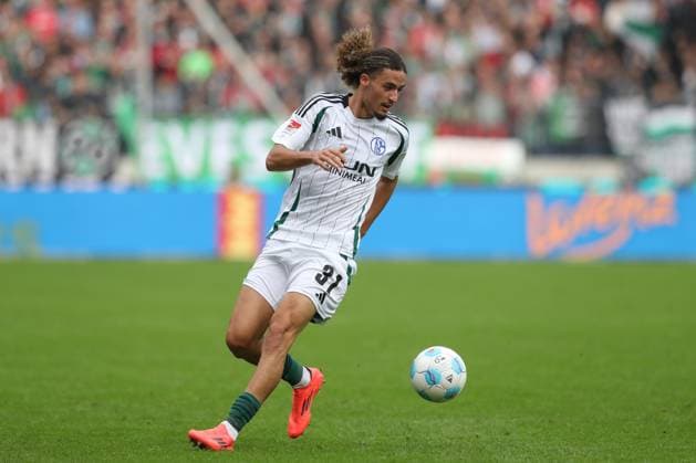 19 10 2024, xtgx, Fußball 2 Bundesliga, Hannover 96 FC Schalke 04 emspor, v l Taylan Bulut Schalke, 31 Freisteller, Einzelbild, Ganzkoerper, single frame DFL DFB REGULATIONS PROHIBIT ANY USE OF PHOTOGRAPHS as IMAGE SEQUENCES and or QUASI VIDEO Hannover