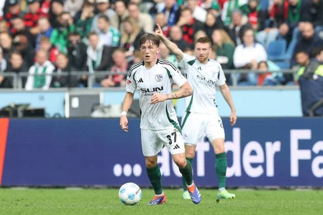 19 10 2024, xtgx, Soccer 2 Bundesliga, Hannover 96 FC Schalke 04 emspor, v l Max Grueger Grüger, Schalke, 37 DFL DFB REGULATIONS PROHIBIT ANY USE OF PHOTOGRAPHS as IMAGE SEQUENCES and or QUASI VIDEO Hannover