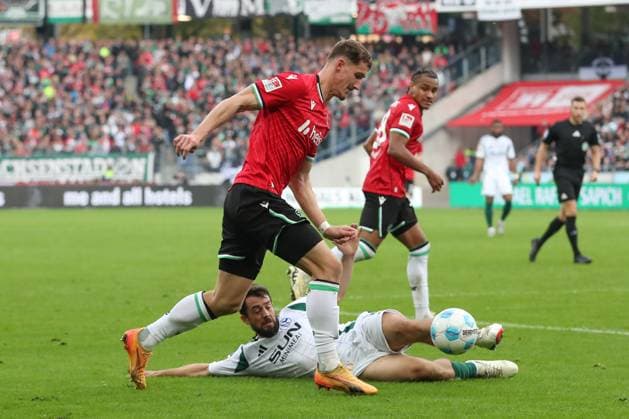 19 10 2024, xtgx, Football 2 Bundesliga, Hannover 96 FC Schalke 04 emspor, v l Phil Neumann Hannover, 5 , Amin Younes Schalke, 8 duel, duel, fight, tackle DFL DFB REGULATIONS PROHIBIT ANY USE OF PHOTOGRAPHS as IMAGE SEQUENCES and or QUASI VIDEO Hannover