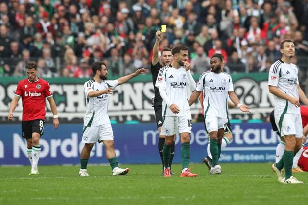 19 10 2024, xtgx, Soccer 2 Bundesliga, Hannover 96 FC Schalke 04 emspor, v l Kenan Karaman Schalke, 19 DFL DFB REGULATIONS PROHIBIT ANY USE OF PHOTOGRAPHS as IMAGE SEQUENCES and or QUASI VIDEO Hannover