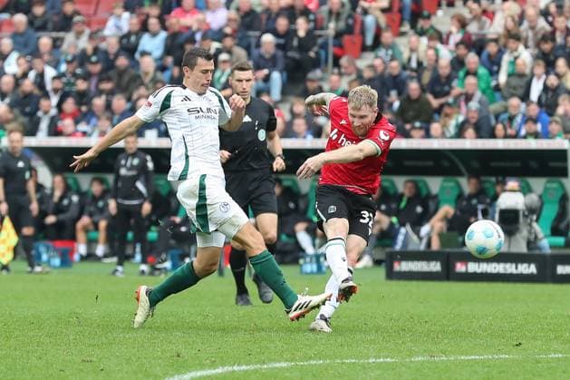 19 10 2024, xtgx, Fußball 2 Bundesliga, Hannover 96 FC Schalke 04 emspor, v l Ron Schallenberg Schalke , Andreas Voglsammer Hannover, 32 Zweikampf, Duell, Kampf, tackle DFL DFB REGULATIONS PROHIBIT ANY USE OF PHOTOGRAPHS as IMAGE SEQUENCES and or QUASI VIDEO Hannover