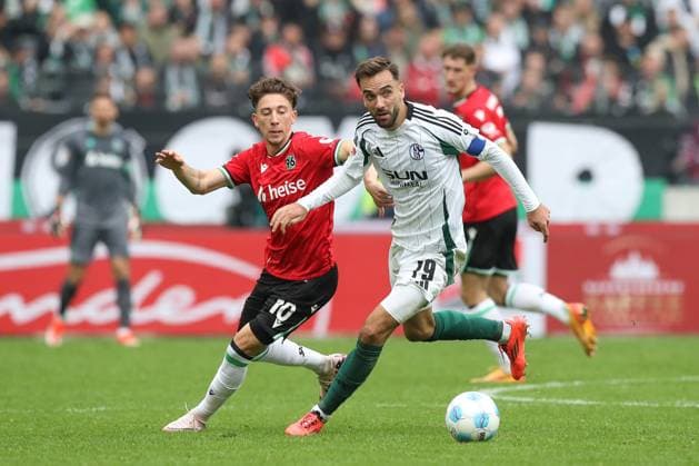 19 10 2024, xtgx, Soccer 2 Bundesliga, Hannover 96 FC Schalke 04 emspor, v l Jannik Rochelt Hannover, 10 Eric Uhlmann Hannover, 19 DFL DFB REGULATIONS PROHIBIT ANY USE OF PHOTOGRAPHS as IMAGE SEQUENCES and or QUASI VIDEO Hannover