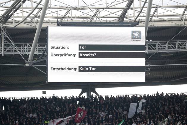 19 10 2024, xtgx, Fußball 2 Bundesliga, Hannover 96 FC Schalke 04 emspor, v l symbol photo, symbol image, symbol scoreboard VAR Video Assist Videobeweis Abseits DFL DFB REGULATIONS PROHIBIT ANY USE OF PHOTOGRAPHS as IMAGE SEQUENCES and or QUASI VIDEO Hannover