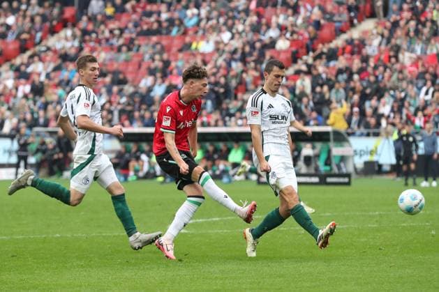 19 10 2024, xtgx, Fußball 2 Bundesliga, Hannover 96 FC Schalke 04 emspor, v l Jannik Rochelt Hannover, 10 schiesst den Ball aufs Tor, Torschuss, Schuss DFL DFB REGULATIONS PROHIBIT ANY USE OF PHOTOGRAPHS as IMAGE SEQUENCES and or QUASI VIDEO Hannover