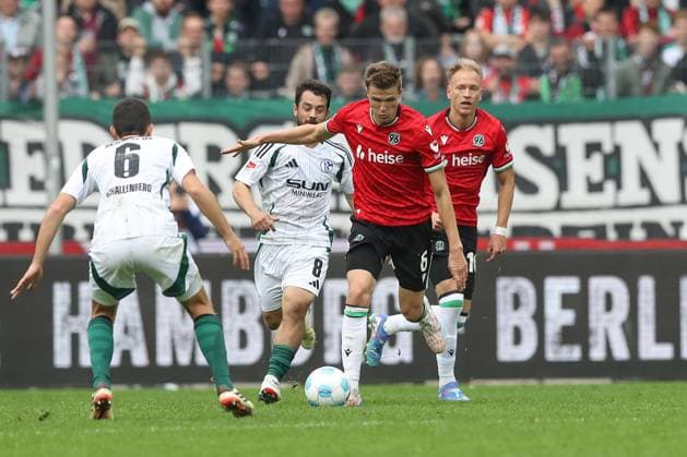19 10 2024, xtgx, Soccer 2 Bundesliga, Hannover 96 FC Schalke 04 emspor, v l Fabian Kunze Hannover, 6 DFL DFB REGULATIONS PROHIBIT ANY USE OF PHOTOGRAPHS as IMAGE SEQUENCES and or QUASI VIDEO Hannover