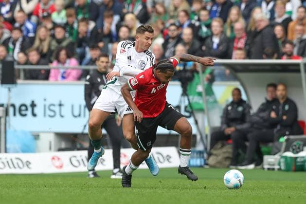 19 10 2024, xtgx, Soccer 2 Bundesliga, Hannover 96 FC Schalke 04 emspor, v l Paul Seguin Schalke, 7 , Jessic Ngankam Hannover, 7 DFL DFB REGULATIONS PROHIBIT ANY USE OF PHOTOGRAPHS as IMAGE SEQUENCES and or QUASI VIDEO Hannover