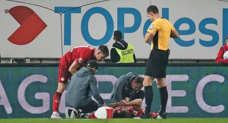 19 10 2024, xmohx, Fußball 2 Bundesliga, 1 FC Kaiserslautern SC Paderborn 07 emspor, v l Verletzung Jannis Heuer Kaiserslautern DFL DFB REGULATIONS PROHIBIT ANY USE OF PHOTOGRAPHS as IMAGE SEQUENCES and or QUASI VIDEO Kaiserslautern
