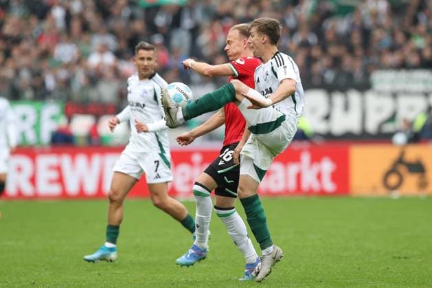 19 10 2024, xtgx, Soccer 2 Bundesliga, Hannover 96 FC Schalke 04 emspor, v l Havard Nielsen Hannover, 16 , Felipe Sanchez Schalke, 2 duel, duel, fight, tackle DFL DFB REGULATIONS PROHIBIT ANY USE OF PHOTOGRAPHS as IMAGE SEQUENCES and or QUASI VIDEO Hannover
