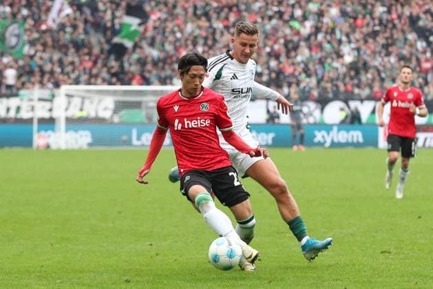 19 10 2024, xtgx, Soccer 2 Bundesliga, Hannover 96 FC Schalke 04 emspor, v l Sei Muroya Hannover, 21 , Paul Seguin Schalke, 7 DFL DFB REGULATIONS PROHIBIT ANY USE OF PHOTOGRAPHS as IMAGE SEQUENCES and or QUASI VIDEO Hannover