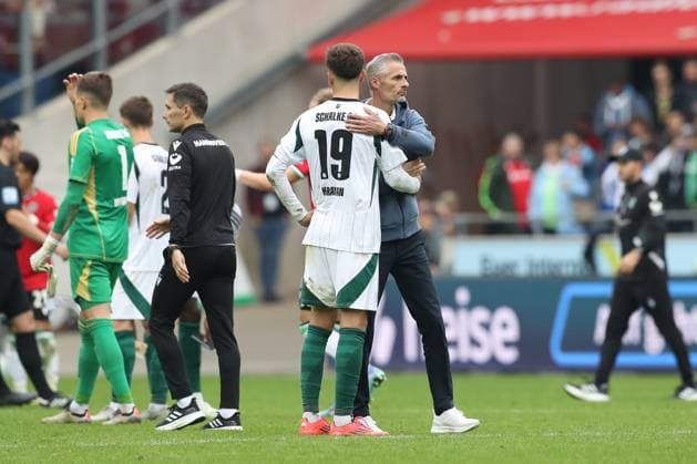 19 10 2024, xtgx, Soccer 2 Bundesliga, Hannover 96 FC Schalke 04 emspor, v l Kenan Karaman Schalke, 19 , Kees van Wonderen Schalke, coach disappointed, disappointed, looks disappointed, disappointed DFL DFB REGULATIONS PROHIBIT ANY USE OF PHOTOGRAPHS as IMAGE SEQUENCES and or QUASI VIDEO Hannover