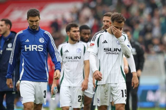 19 10 2024, xtgx, Fußball 2 Bundesliga, Hannover 96 FC Schalke 04 emspor, v l Kenan Karaman Schalke, 19 enttaeuscht, enttäuscht, schaut enttaeuscht, niedergeschlagen, disappointed DFL DFB REGULATIONS PROHIBIT ANY USE OF PHOTOGRAPHS as IMAGE SEQUENCES and or QUASI VIDEO Hannover