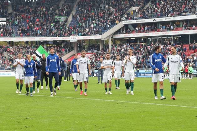 19 10 2024, xtgx, Fußball 2 Bundesliga, Hannover 96 FC Schalke 04 emspor, v l Schalke enttaeuscht, enttäuscht, schaut enttaeuscht, niedergeschlagen, disappointed DFL DFB REGULATIONS PROHIBIT ANY USE OF PHOTOGRAPHS as IMAGE SEQUENCES and or QUASI VIDEO Hannover