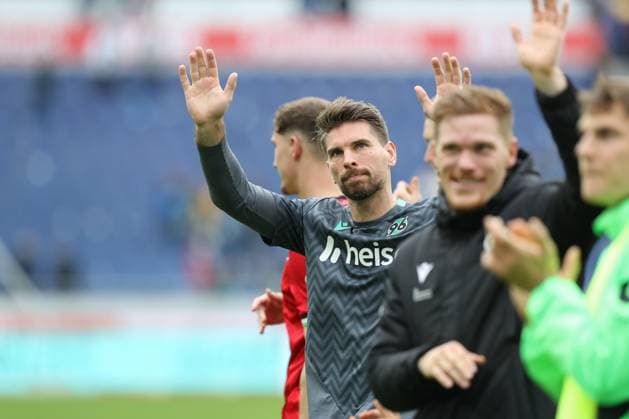 19 10 2024, xtgx, Fußball 2 Bundesliga, Hannover 96 FC Schalke 04 emspor, v l Ron Robert Zieler Hannover, 16 Jubel ueber den Sieg, Jubel nach Spielende DFL DFB REGULATIONS PROHIBIT ANY USE OF PHOTOGRAPHS as IMAGE SEQUENCES and or QUASI VIDEO Hannover