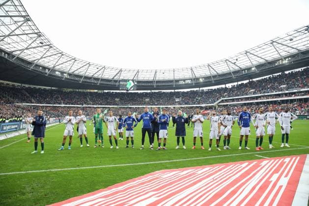 19 10 2024, xtgx, Fußball 2 Bundesliga, Hannover 96 FC Schalke 04 emspor, v l Schalke enttaeuscht, enttäuscht, schaut enttaeuscht, niedergeschlagen, disappointed DFL DFB REGULATIONS PROHIBIT ANY USE OF PHOTOGRAPHS as IMAGE SEQUENCES and or QUASI VIDEO Hannover